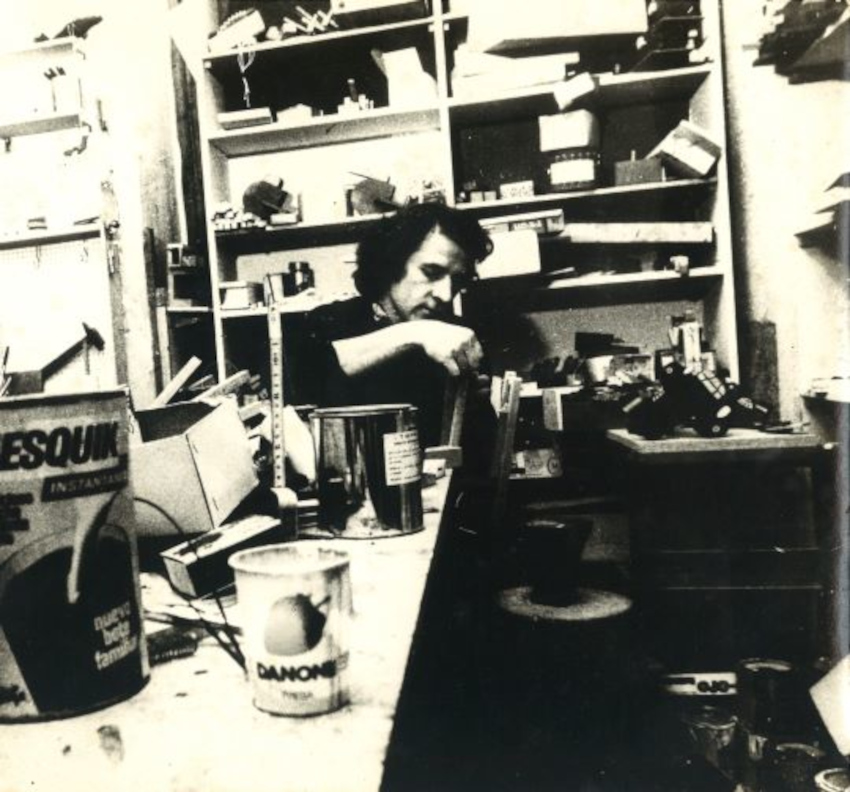 Foto blanco y negro. Hombre en taller